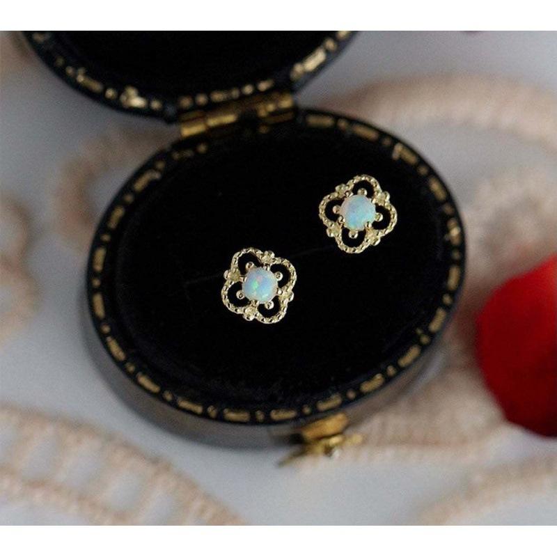 

Hot sale Korean version of small fresh four-leaf clover white opal hollow flower stud earrings women s earrings retro ear jewelry срібний