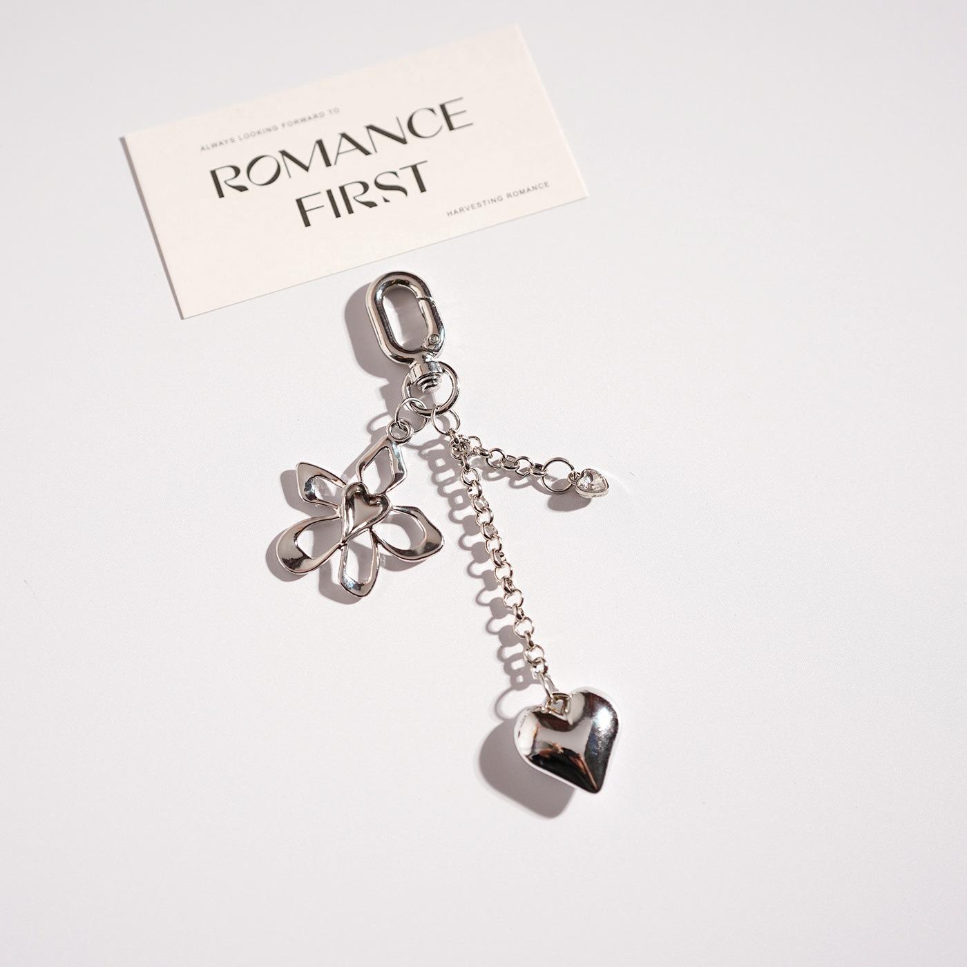 Cute Four-Leaf Clover Heart Keychain Pendant - Small Gift Car Backpack Charm