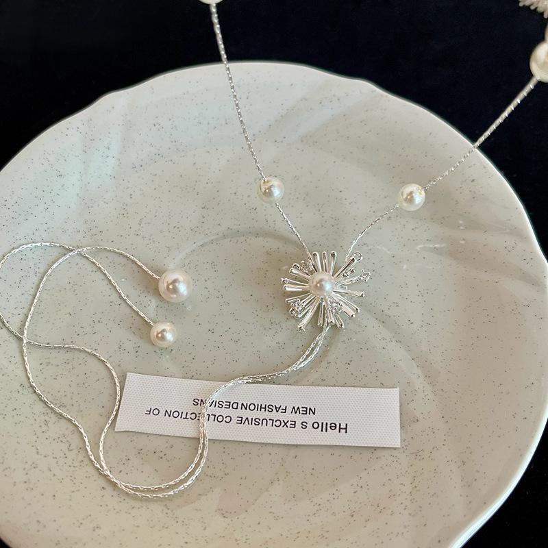 Collana a Nappa con Fiocco di Neve d'Argento e Perle - Elegante Catena per Maglione Autunno/Inverno per Donna