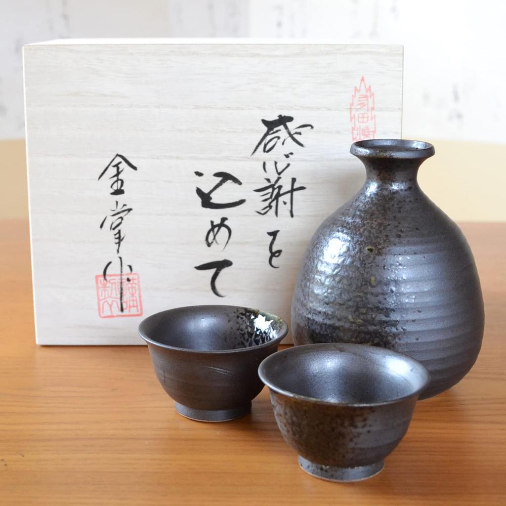 A stylish Arita ware sake set featuring a sake bottle and two sake perfect for retirement This set includes one sake bottle and two sake The Enka