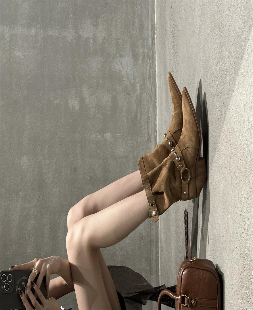 

Retro small metal ring pointed western cowboy boots women s 2025 new flat heel thin boots short boots 39 светло-коричневого