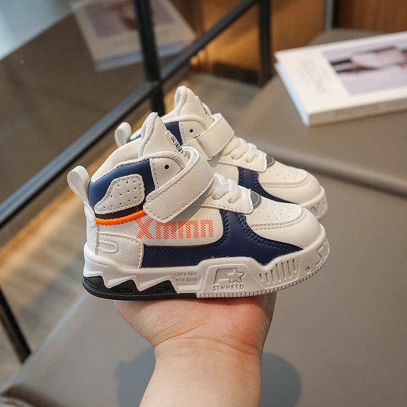 Baskets Fashion Design Sense Boys Chaussures de basket-ball en cuir pour enfants Chaussures de planche hautes pour garçons Chaussures de course d'entraînement