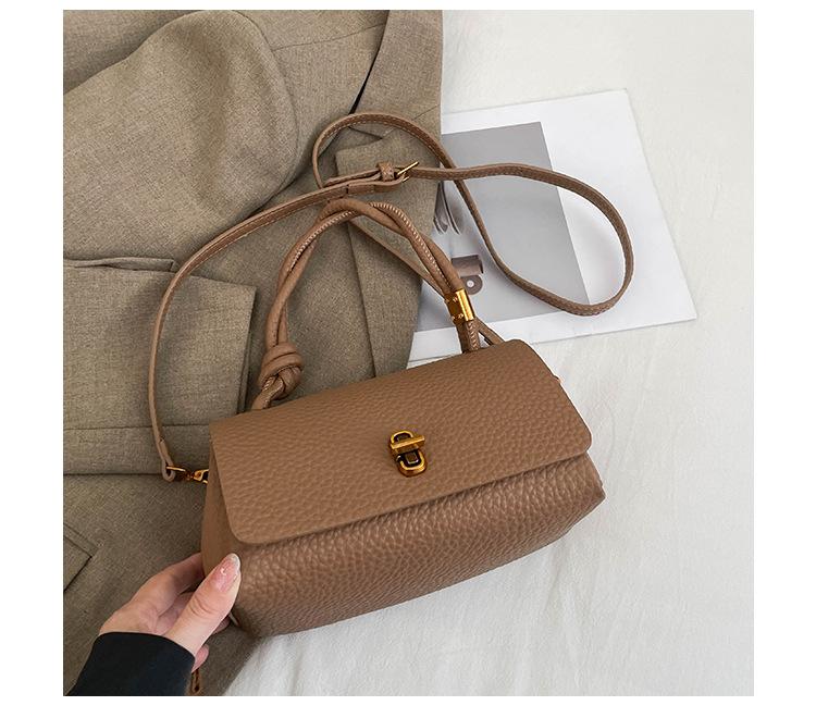 

Модная легкая роскошная портативная маленькая сумка женская 2025 новая высококлассная нишевая универсальная сумка-мессенджер на одно плечо хаки