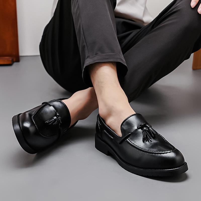 Fashion Men's Loafers, Fashionable Large-sized New Leather Shoes, Trendy Hairstylists Wearing Lazy Casual Shoes On One Foot A19
