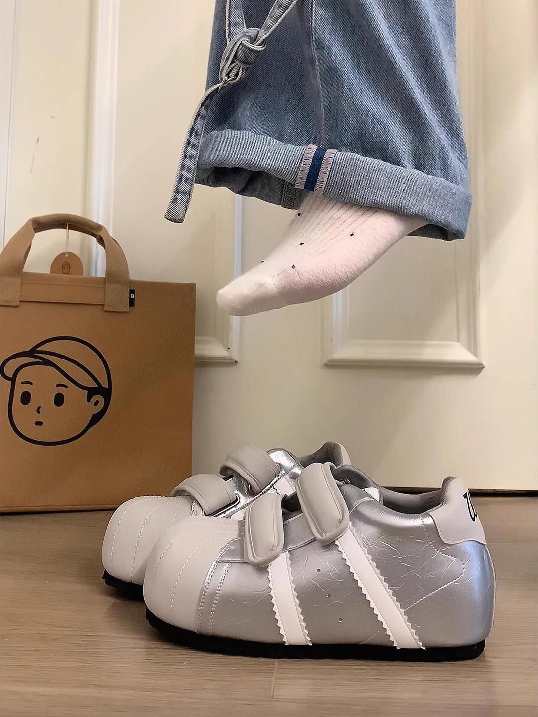 

Липучка уродливые милые ракушечные немецкие тренировочные хлебные туфли женские 2025 новые универсальные с внутренней высотой для отдыха и спорта маленькие кеды 40 серебряный