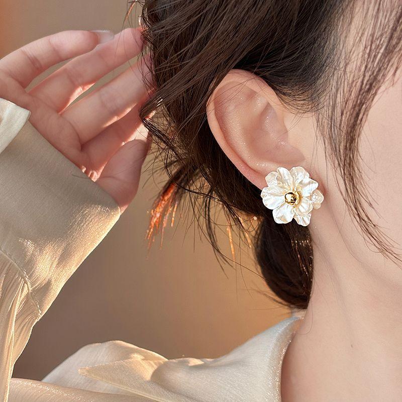 High-End White Flower Stud Earrings Women Temperament Niche Earrings 2025 New Popular Ear Rings Unique Exquisite