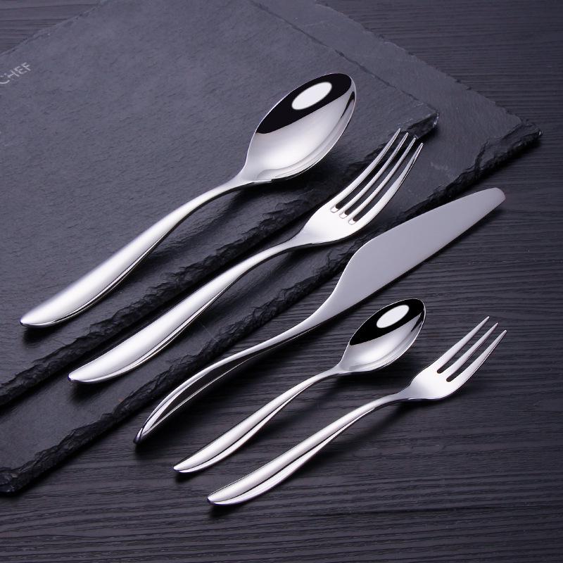 Elegantes 4-teiliges goldenes Besteckset: Messer, Gabel, Löffel aus 304 Edelstahl für Hotels