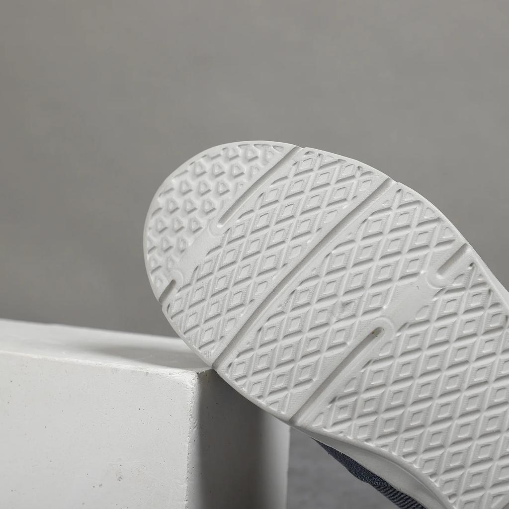 Men Casual Canvas Breathable Loafers New Male Comfortable Outdoor Walking Shoes Classic Loafers Men Sneakers