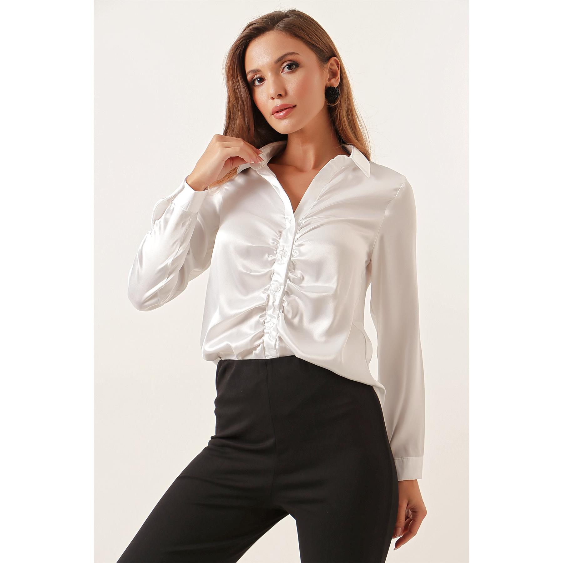 

Атласная рубашка со складками спереди