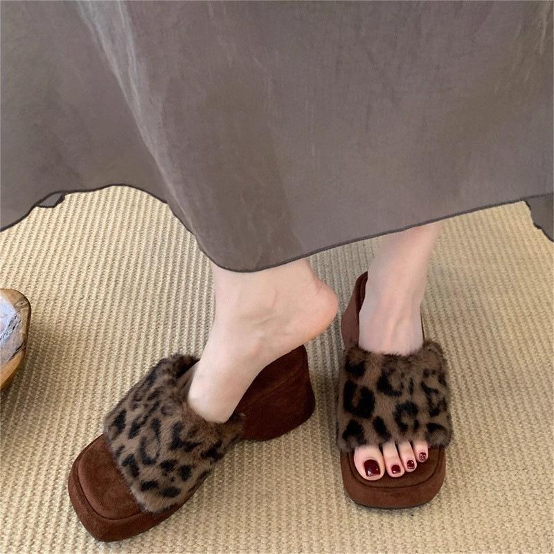 Small thick-soled heightened fluffy slippers Women wear Internet celebrities in autumn and winter High-heeled wedge-heeled leopard-print pl