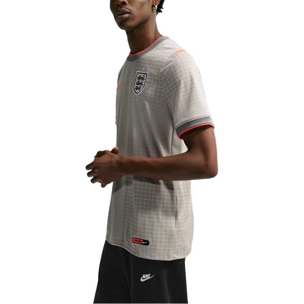 Nike England x Palace Academy Pro Kurzarm-Oberteil Zinn Grau/Helles Karmesinrot/Helles Karmesinrot Herren Oberteile IH1670-052