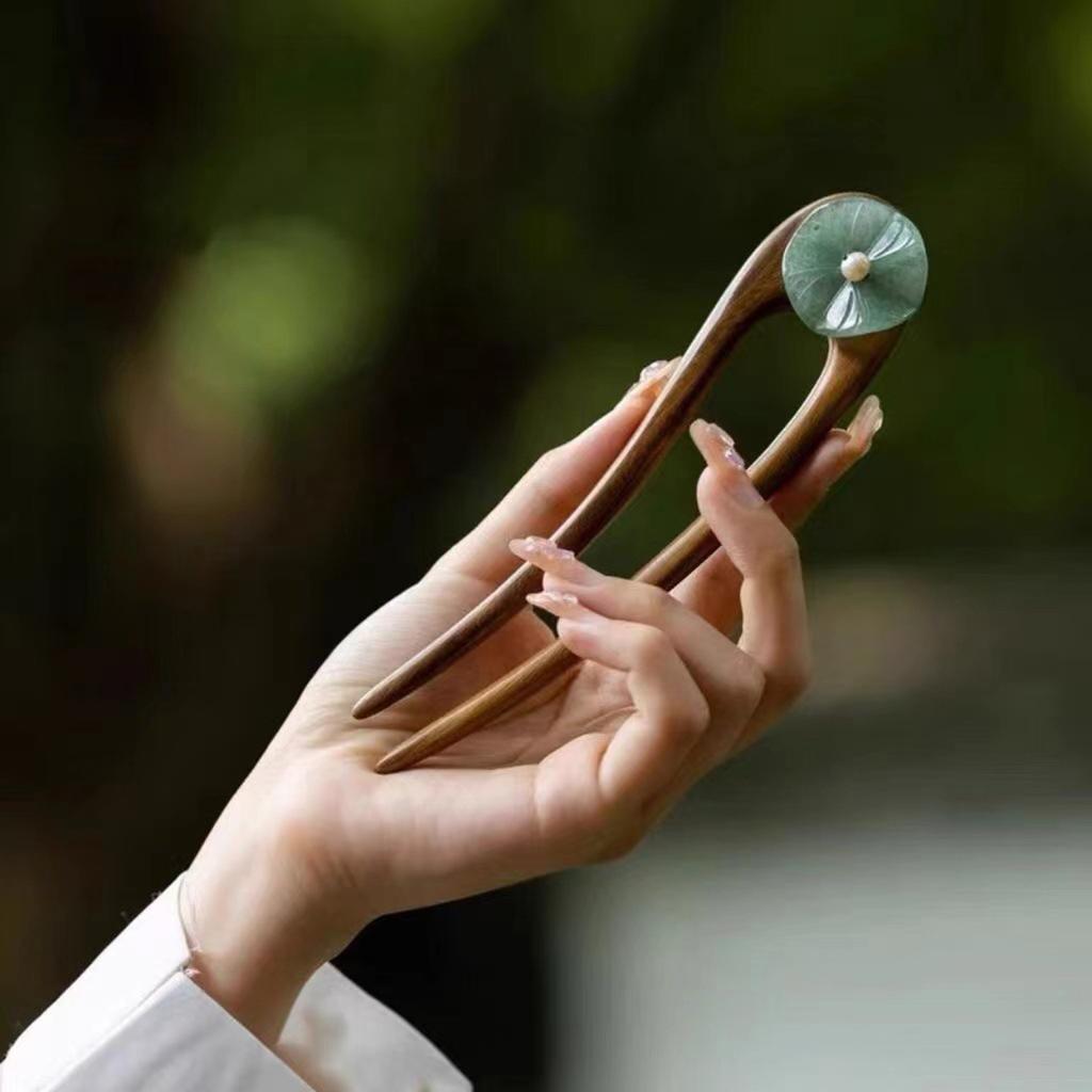 Prosta spinka do włosów w kształcie litery U dla kobiet Nowy chiński styl Jadeitowy liść lotosu Drewniana spinka do włosów Eleganckie akcesoria do włosów w stylu vintage Hanfu