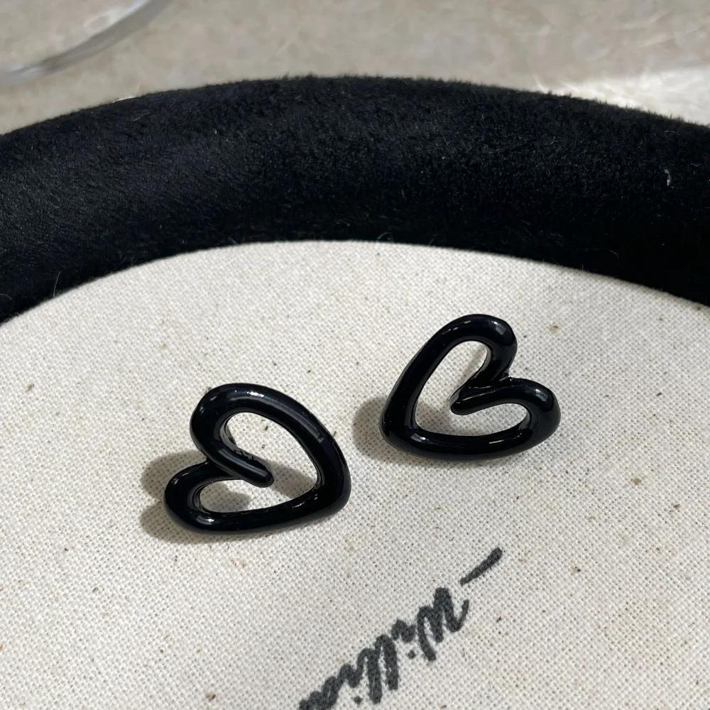 Temperament Trendy Hollow Love Heart Red Enamel Stud Earrings for Women Girls Retro Charm Korea Fashion Jewelry Y2K Accessories