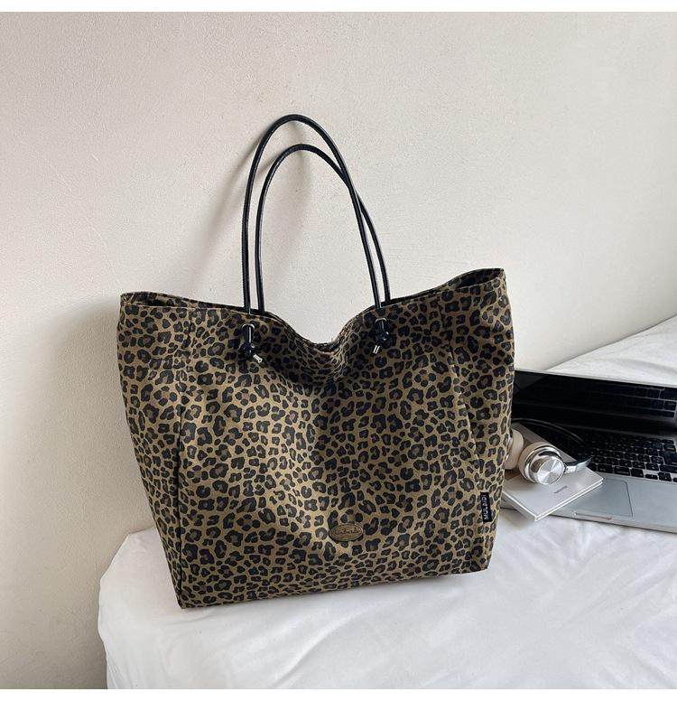 

This year s popular bag women s 2025 new autumn and winter fashion shoulder bag large capacity leopard print tote bag canvas large bag леопард друку кольору