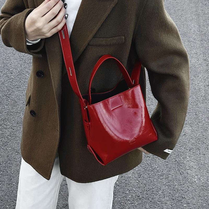 Bucket bag women's 2025 autumn and winter new commuter red wedding bag shoulder messenger bag retro fashion