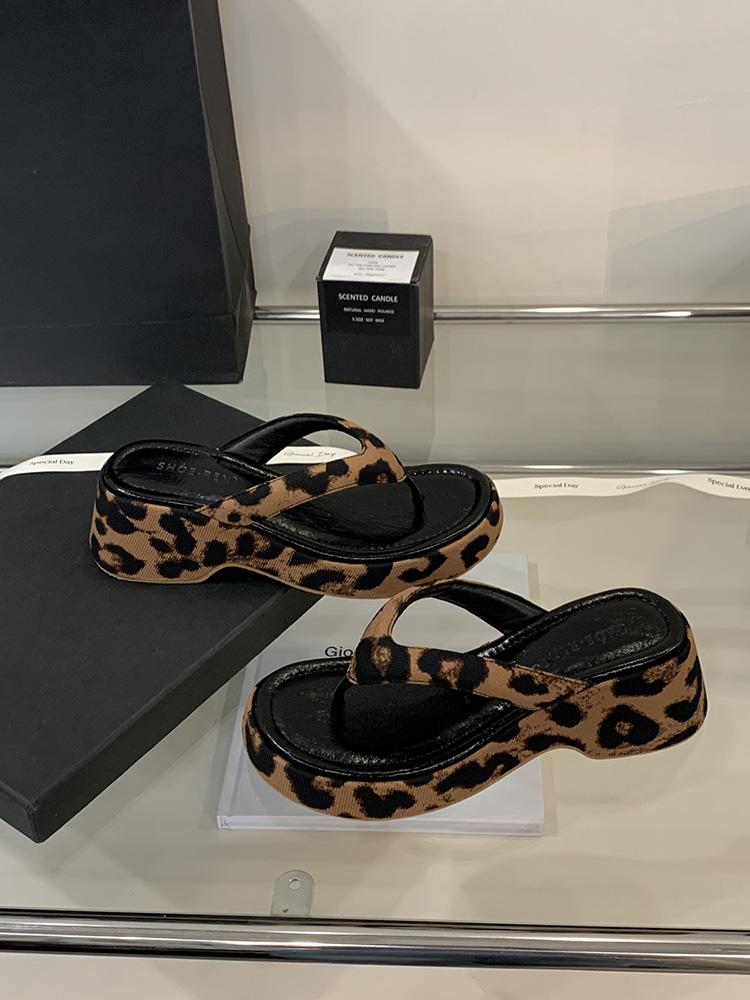 Fashion 2025 Summer New Women Comfort Flip-Flop Leopard Soft Thick-Soled Cloud Slippers Travel Vacation Beach Shoes New Women Sandals