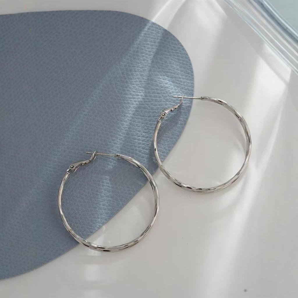 Europäische/Amerikanische Doppellagige Versetzte Kreis-Ohrringe: Trendiger, kalter Stil, hochwertiges Doppelring-Design.