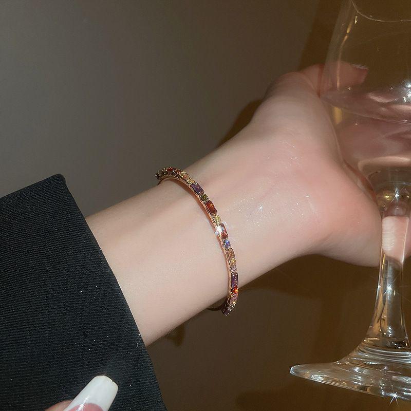 Bracciale con Fibbia a Ferro di Cavallo in Zirconia Placcato Oro - Accessorio di Lusso Chic e Versatile
