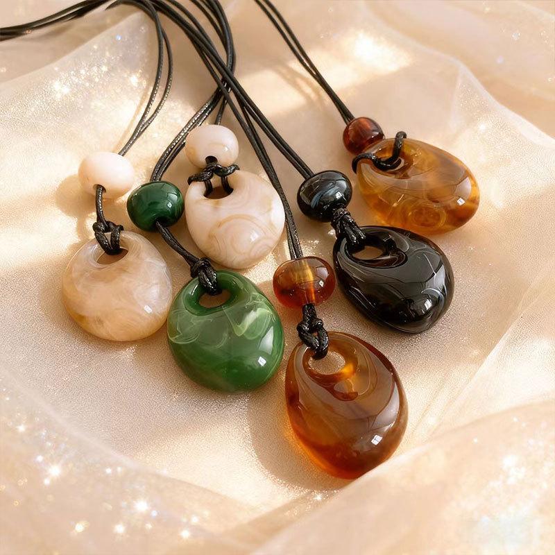 Vintage Colorful Dyeing Resin Necklaces for Women Fashion Simple Oval Pendant Sweater Chain Necklaces Winter Jewelry