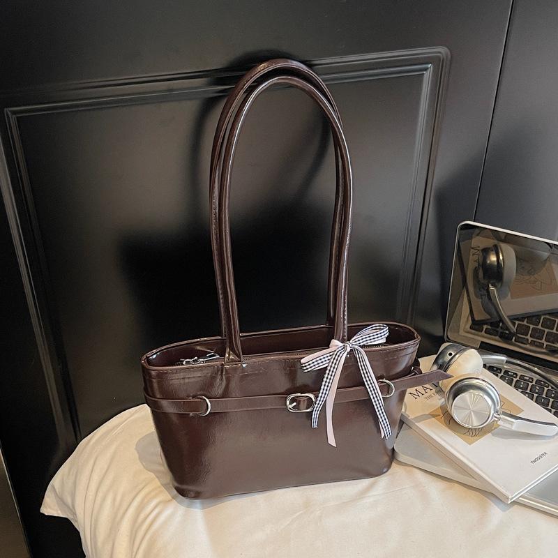 

High-end fashion tote small square bag autumn new simple casual shoulder bag commuter armpit bag темно-коричневого