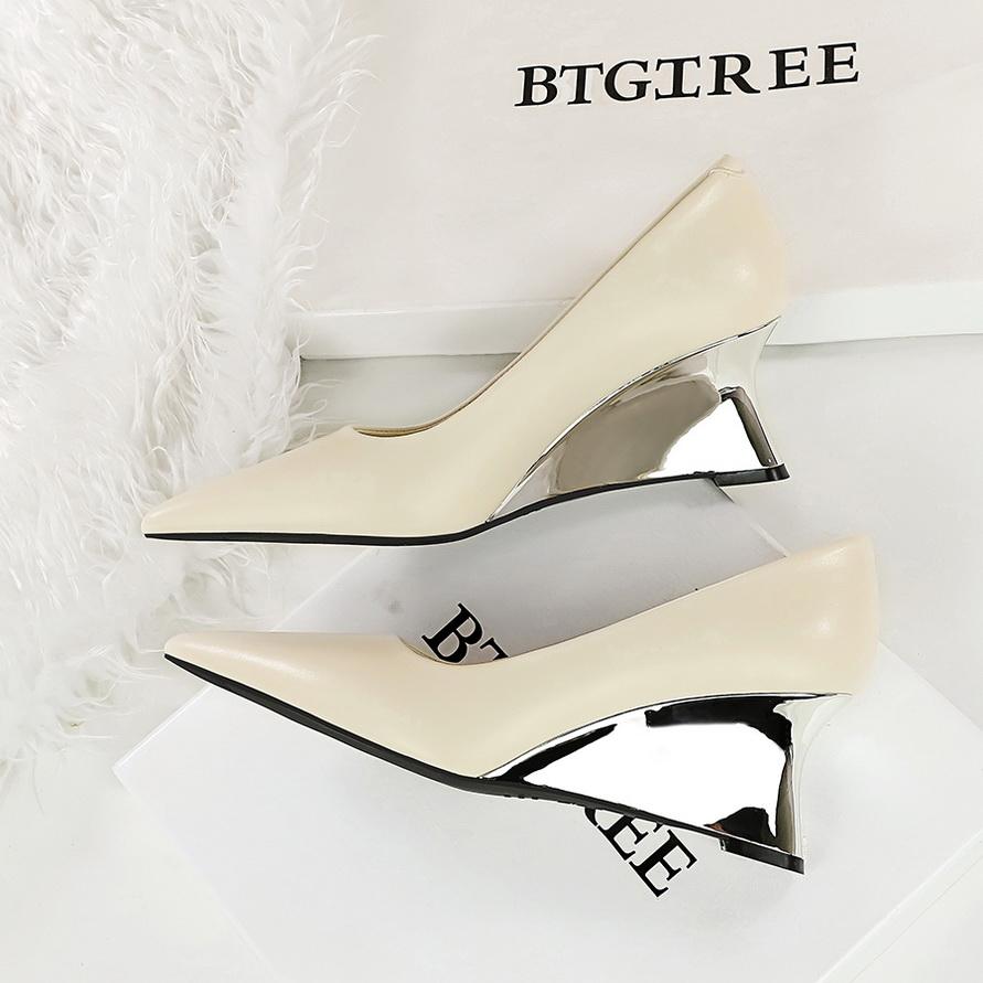 Damenschuhe, Keilabsätze, High Heels, Flache, spitze Keilschuhe aus Metall, Maßgefertigte Schuhe, High Heels
