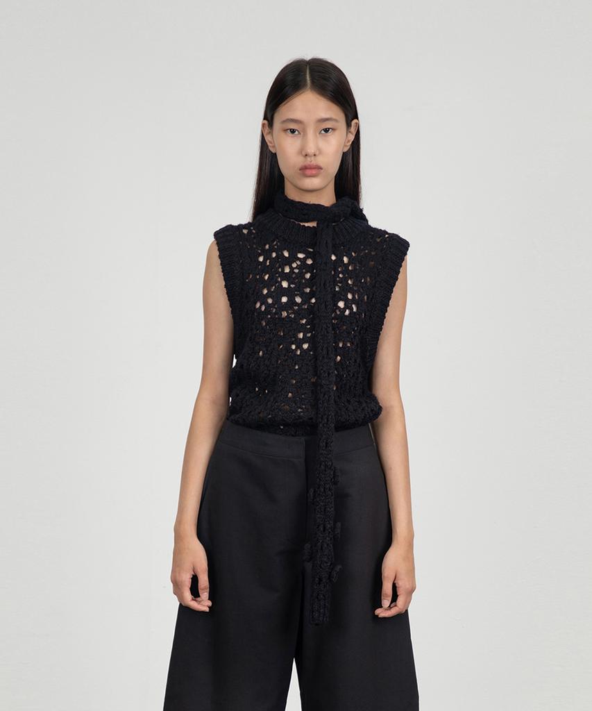 Amomento Crochet Vest_Black