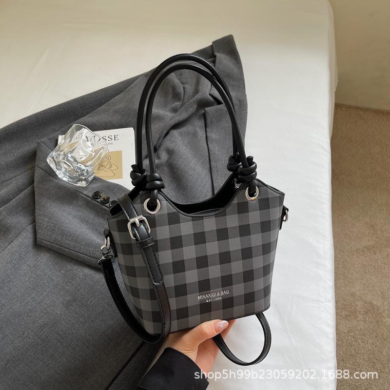 Niche fashionable bag women's new summer simple chain bag messenger bag high value portable shoulder bag