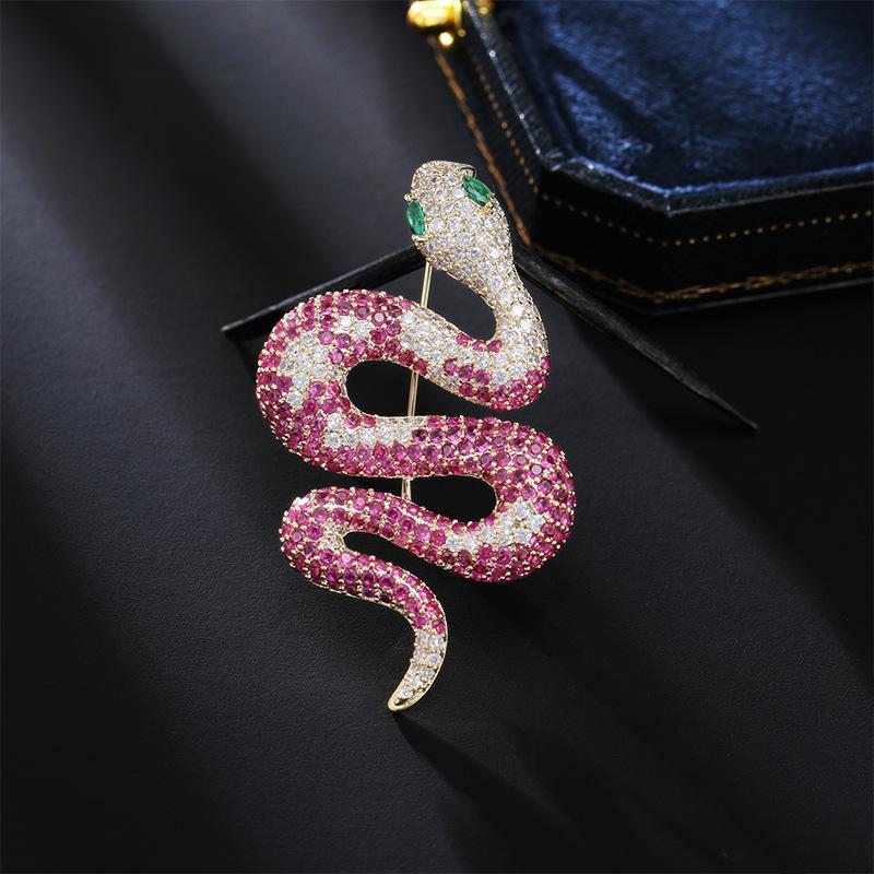 

Легкая роскошь, слегка инкрустированная цирконием, красным корундом, духом змеи, брошь для женщин в стиле ретро, значок на пиджак в виде животного