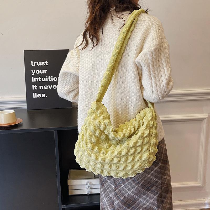 New women's bag, foreign gas, large-capacity cloud bag, bubble tote bag, commuting niche pleated casual puff shoulder bag.