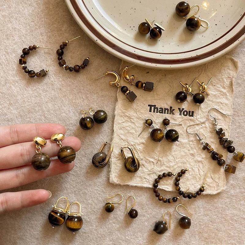 Maillard style retro tiger's eye stone round earrings women's autumn and winter high-end stud earrings small exquisite Internet celebrity jewelry