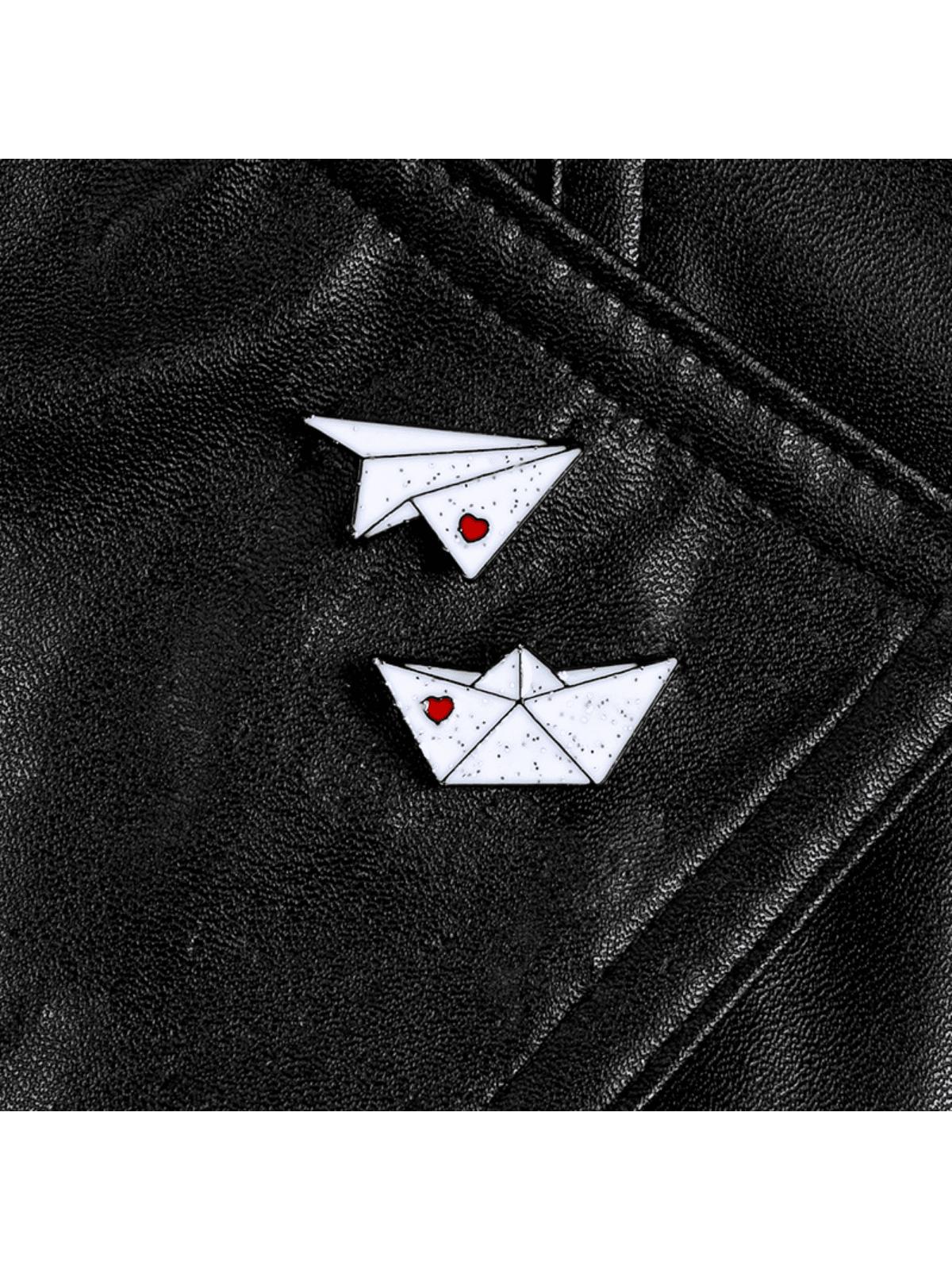 

2 женских креативных самолетика, бумажный кораблик, брошь в форме сердца, подходящая повседневная одежда, сумки, аксессуары, металлические значки.