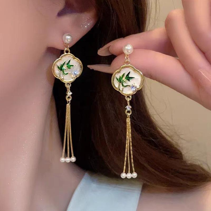 Retro New Chinese-style Green Bamboo Fringed Design Earrings Women's High-end Antique Cheongsam Accessories Horse Face Skirt Ear Jewelry