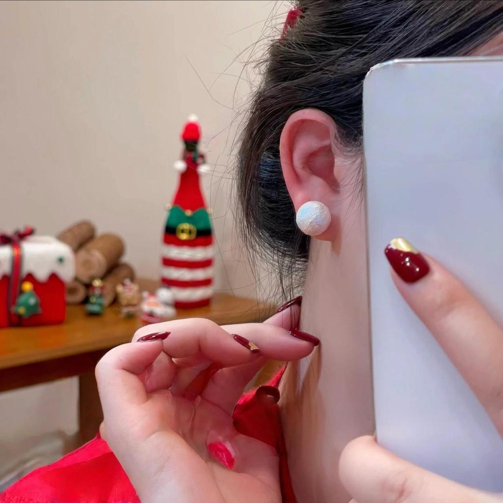 Autumn-Winter Gold Snowflake Pearl Stud Earrings for Women - Exquisite High-End Design, Small and Atmospheric Ear Accessories