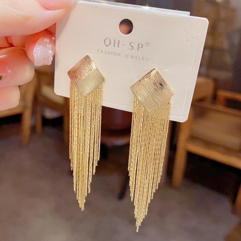 

Серьги с кисточками в европейском и американском стиле с преувеличенной геометрической формой и бриллиантами. Металлический стиль. Простые и модные серьги. Персонализированные серьги.