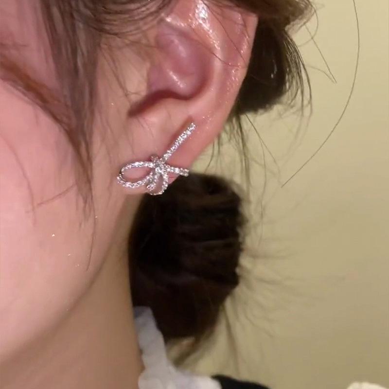 Elegantní dámské náušnice s diamantovou mašličkou – luxusní módní šperky