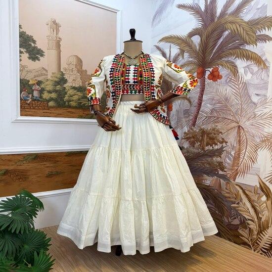 Stilig lagdelt skjørt og brodert jakke lehenga-ensemble