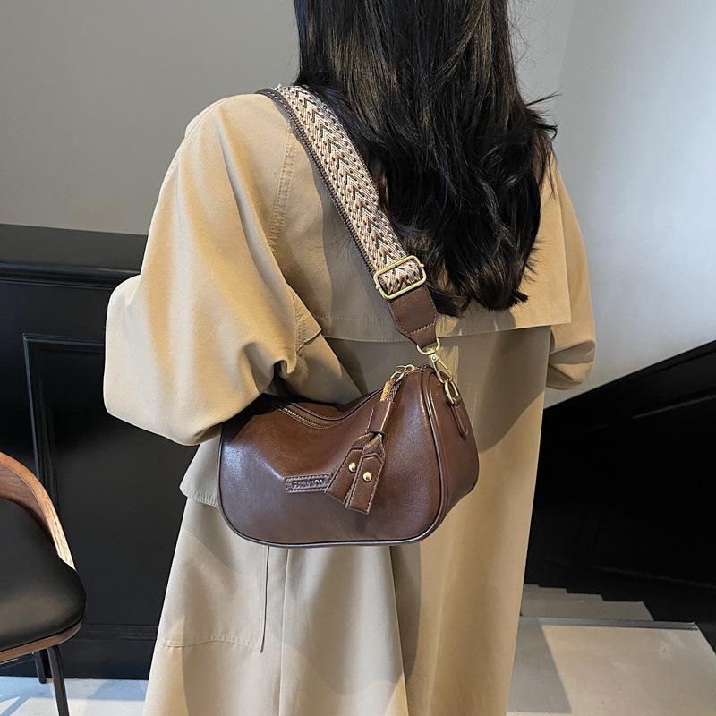 

Популярная в этом году сумка ретро 2025 новая широкополосная сумка-мессенджер женская универсальная маленькая сумка сумка-подушка 23*11*15 темно-коричневого