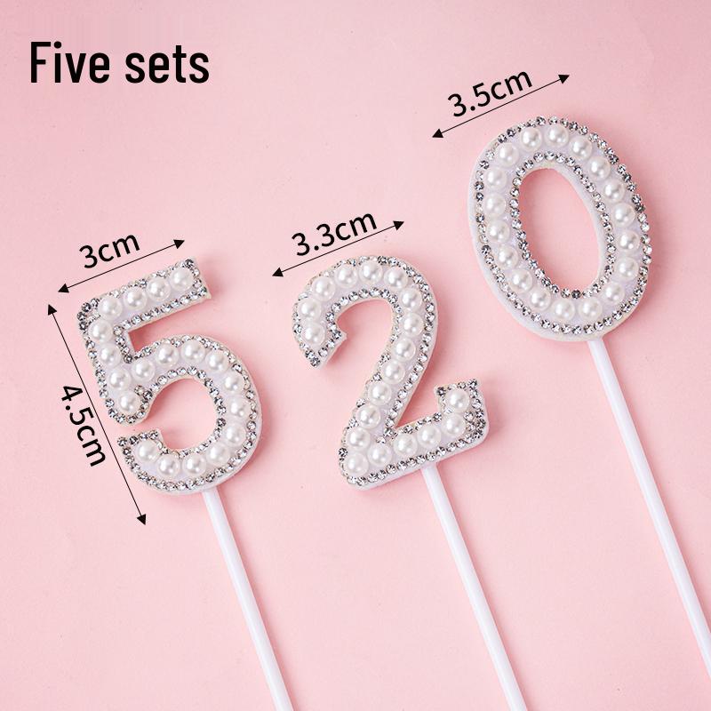 Minimalistischer Tulpen-Kuchenaufsatz mit frischen Blumen und Band für den Muttertag oder Geburtstag