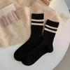 Einfache zweifarbige College-Stil Overknee-Socken, Verdickte Socken, Damen-Mittelwadensocken mit Schneestiefeln und ein Haufen Socken für Damen