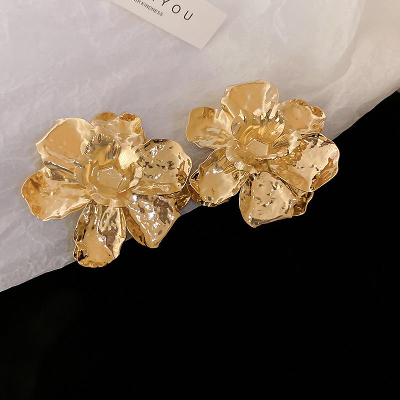 Three-dimensional pleated metal flower stud earrings women s exaggerated atmosphere earrings temperament earrings light luxury