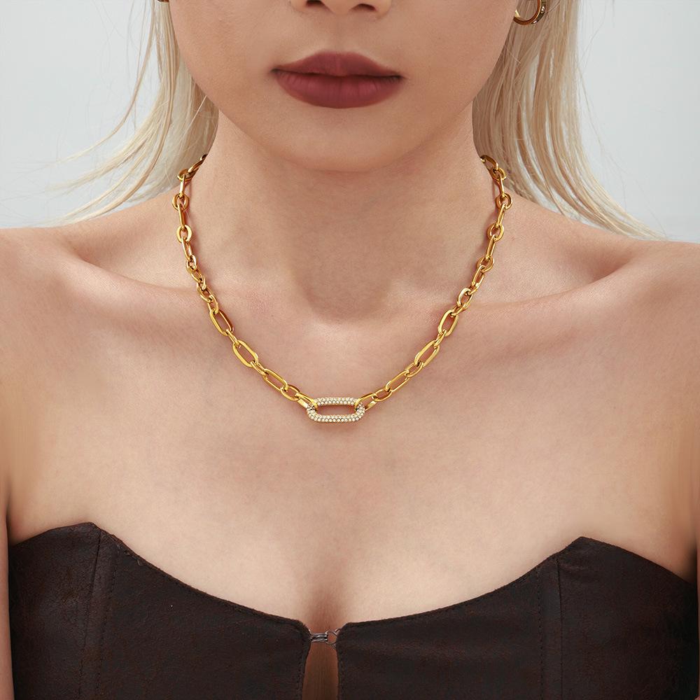 Qiong Yao Titanium Steel Jewelry Set: Stainless Steel Zirconia Clavicle Necklace and Bracelet, European Simple Exquisite Style.