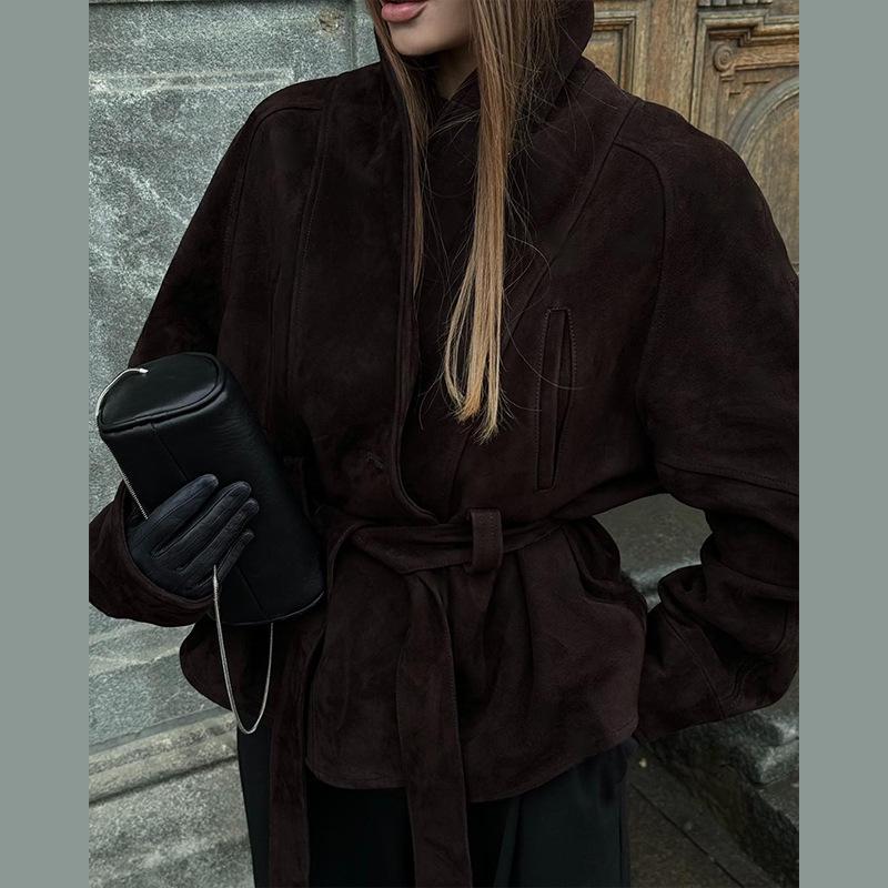 Damska kurtka z zamszu z klapami i paskiem w talii, styl retro, kolekcja Jesień/Zima 2025