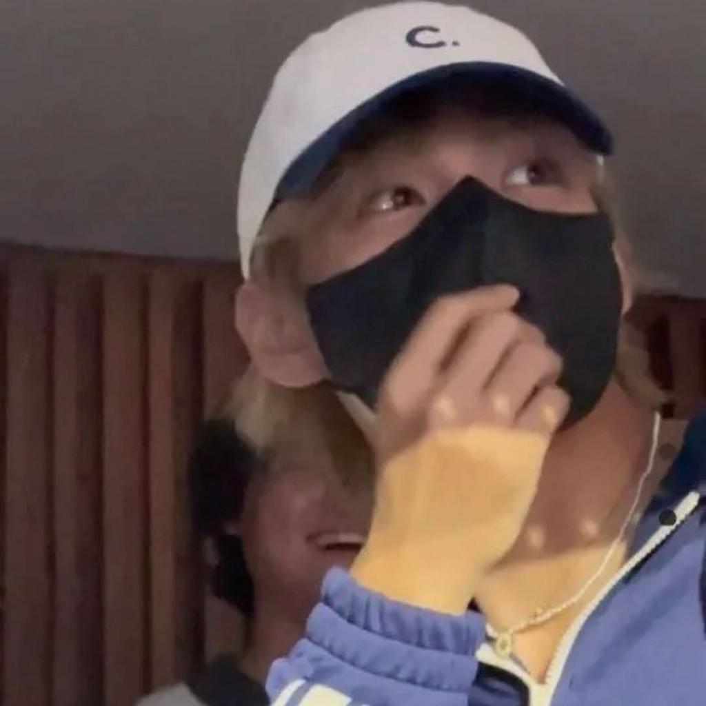 [USED] BTS V Wears a Clove.