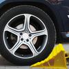 Gelber Autoreifen-Keil Radkeil Stoppblock Anti-Rutsch Kunststoffbasis Reifenstützpolster Stabiler Reifenrutschstopper Sicheres Auto Parken