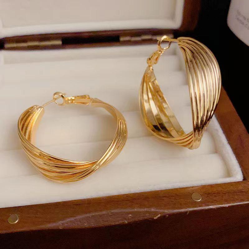 

Классические женские винтажные серьги-гвоздики из золотого металла