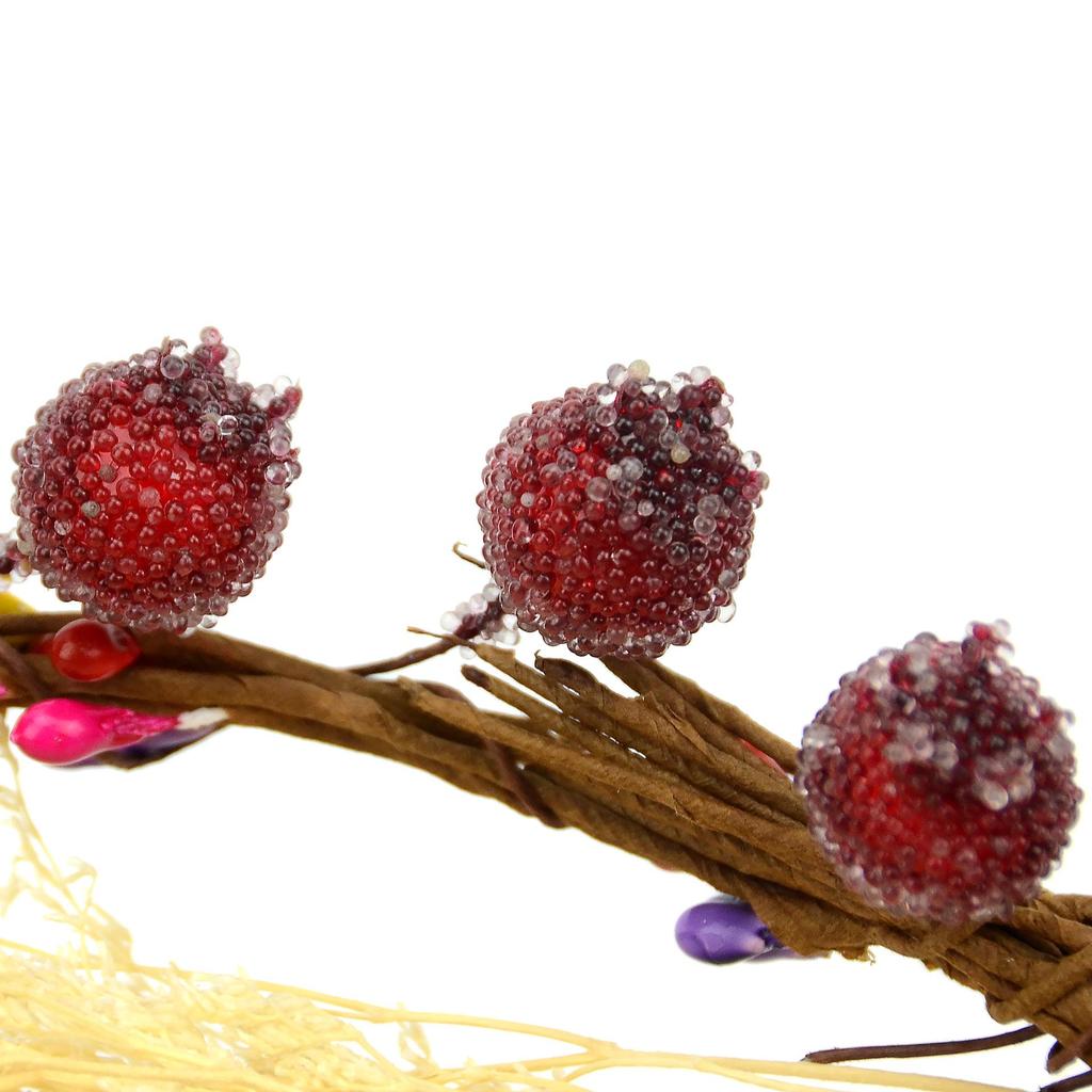 Weihnachts-Simulations-Schaumbeeren-Granatapfelblüten- und Weinreben-Kranz-Arrangement