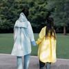 Einfarbiger Kinder-Regenmantel für Jungen und Mädchen, Kindergartenkinder, Sturm-Reflexions-Regenponcho, Klassischer Windbreaker-Stil mit Rucksack