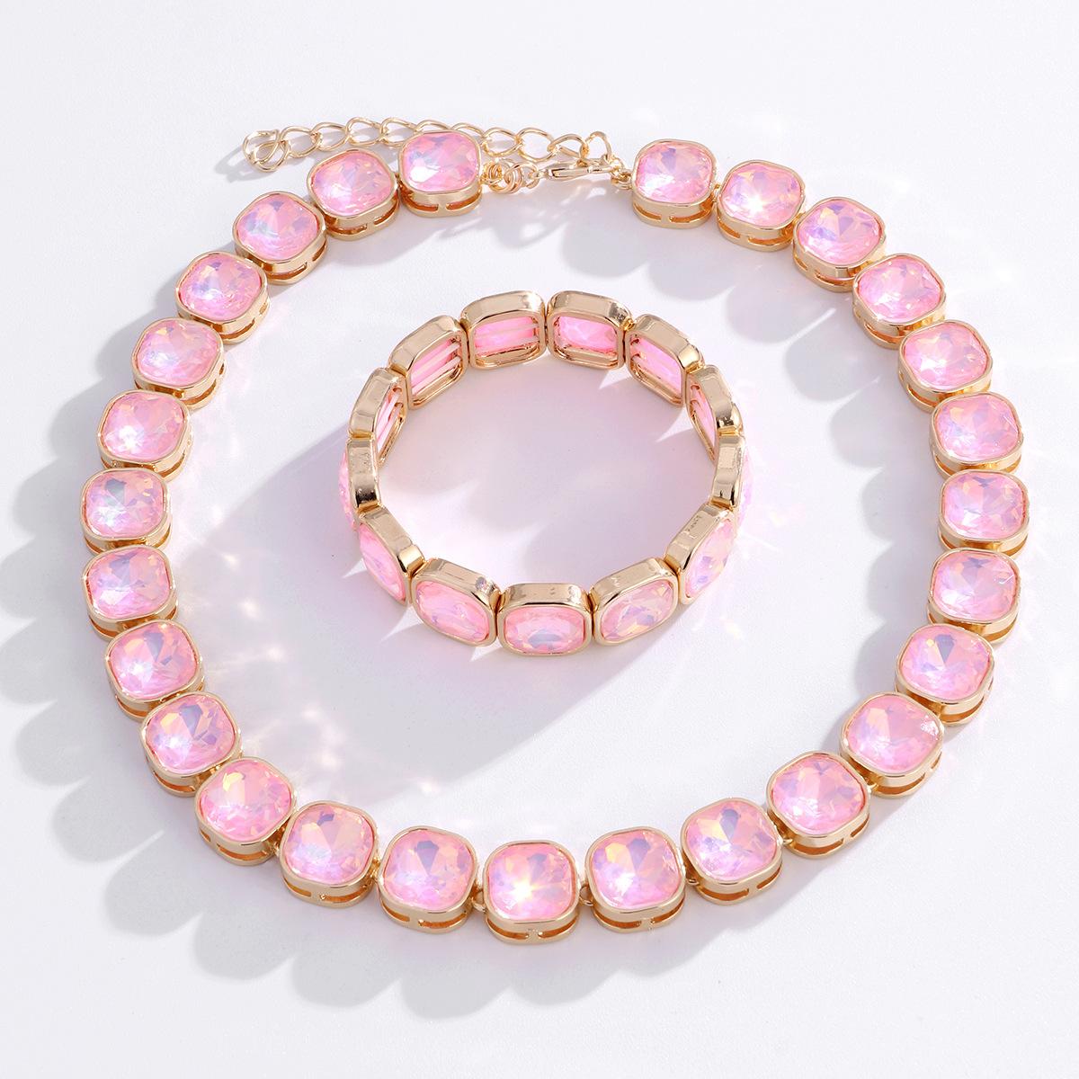 

Модные украшения для женщин розовый