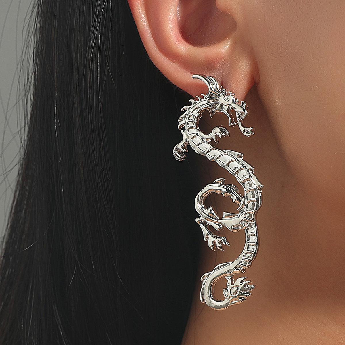 

Retro European & American Snake-Shaped Statement Earrings: Trendy Metal Geometric Studs with a Touch of Vintage Charm
