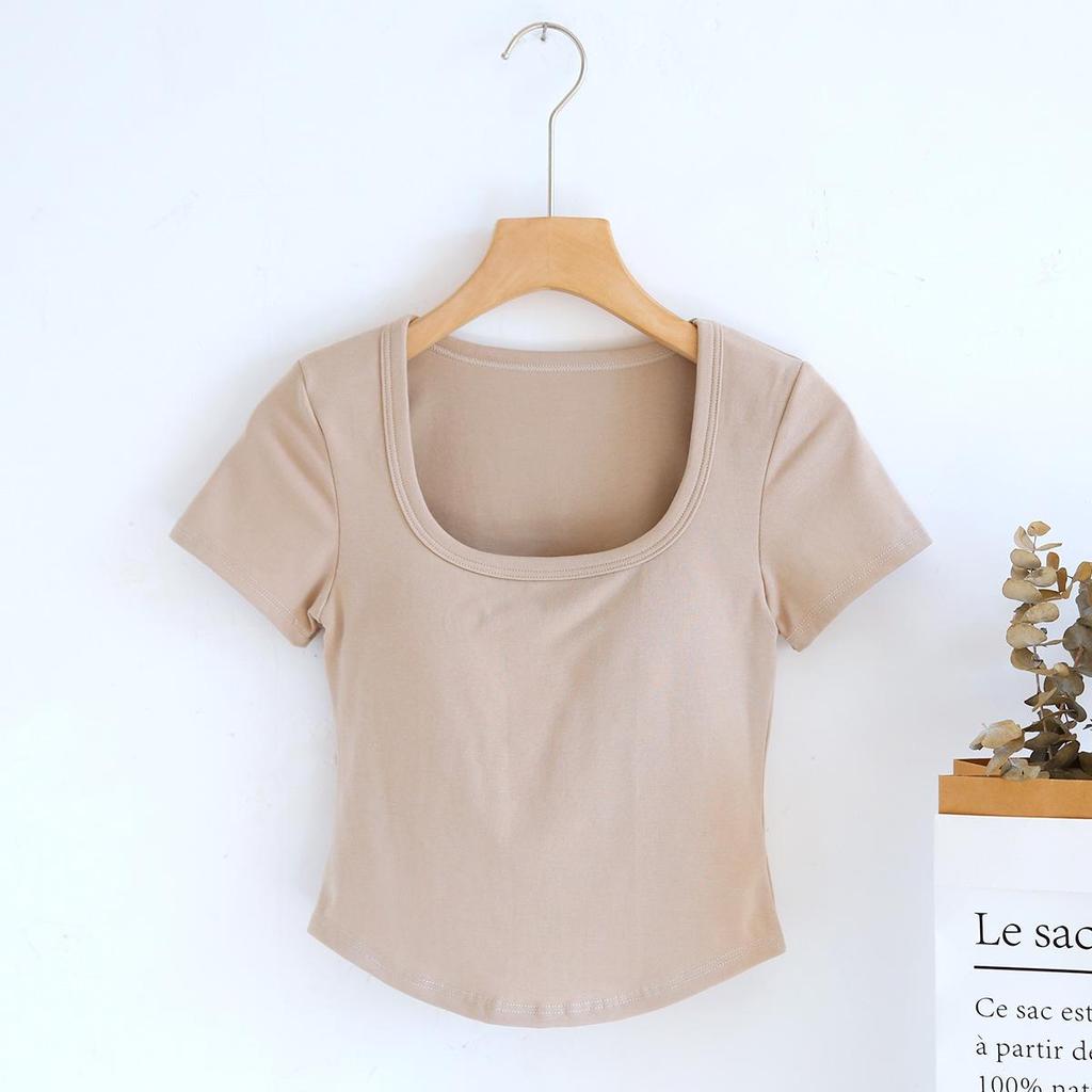 Dámské tričko s krátkým rukávem s vycpávkou na hrudi, nepravidelným lemem, čtvercovým výstřihem a spodním lemem pod prsy — Ideální na léto.